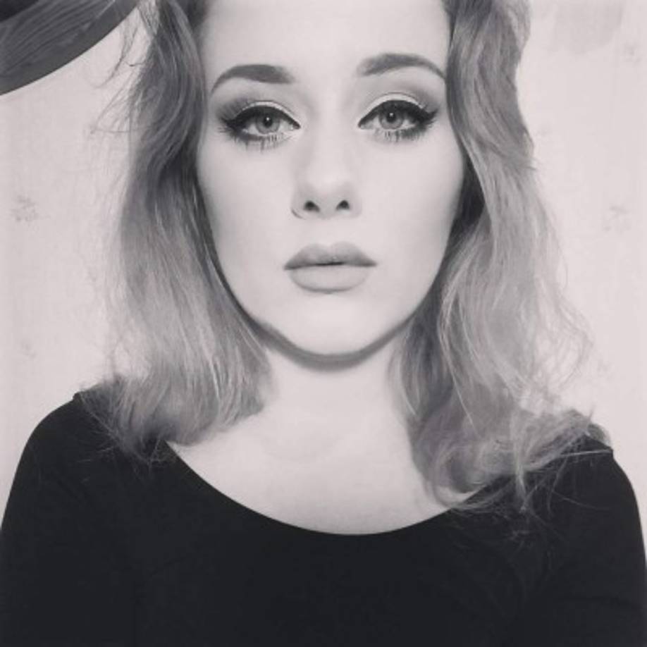 En las fotografías en blanco y negro se puede ver a la joven con un maquillaje y peinado casi idénticos a los de la interprete de 'Hello'.