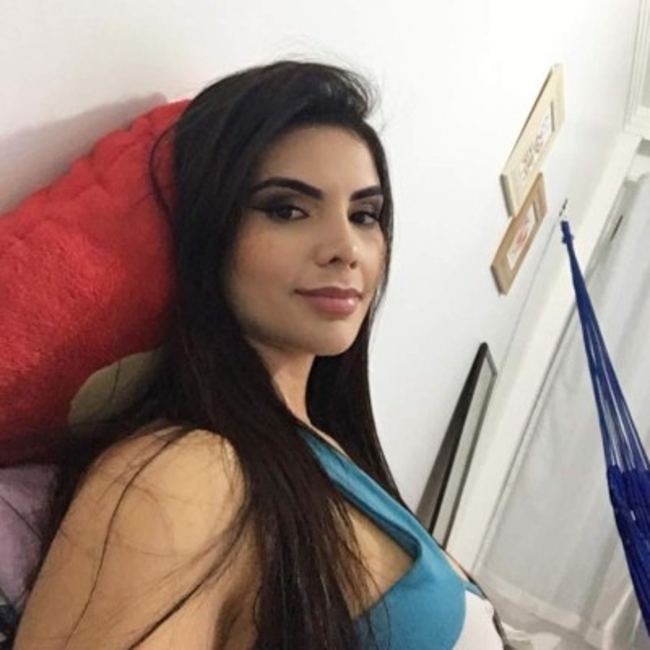 En su cuenta de Instagram (@hannahcantora) la sexy garota publica selfies.