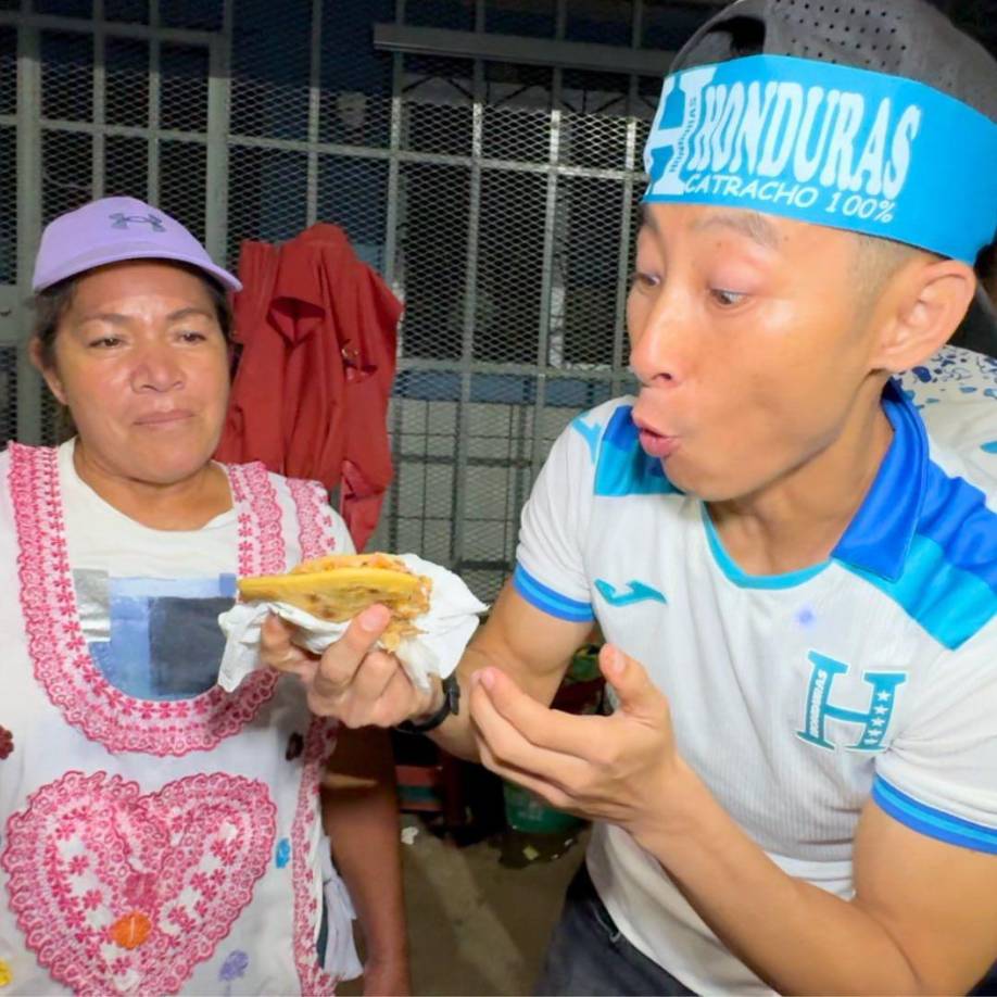 Sin embargo, después de convivir con la afición catracha, llegó el momento de ingresar al estadio y Shin Fujiyama en compañía de su equipo se sumaron a los más de 20 mil espectadores que fueron a presenciar el partido entre Honduras y México. 