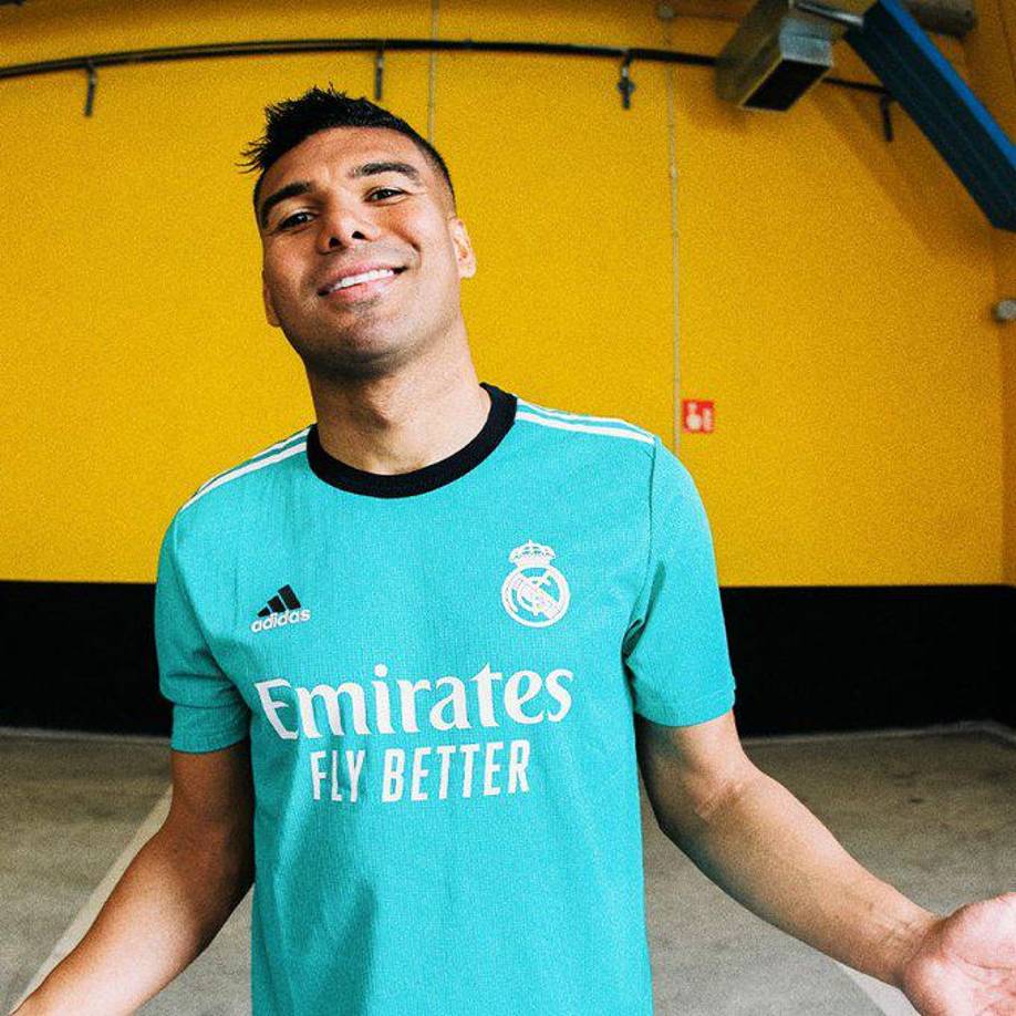 Casemiro feliz posando con la tercera camiseta del Real Madrid para la temporada 2021-2022.