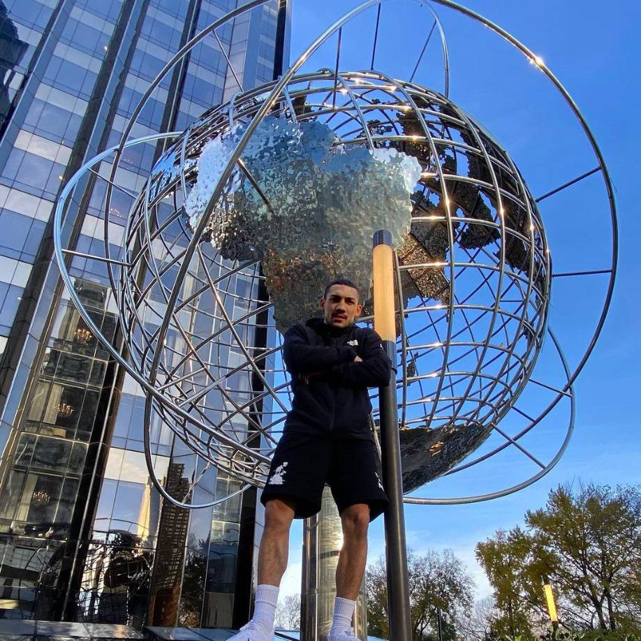 Teófimo tiene marca profesional de 19-1 con 13 nocauts. Ascendió a los primeros planos del boxeo en octubre del 2020 al vencer por decisión unánime a Vasiliy Lomachenko y arrebatarle los cetros mundiales de las 135 libras de la Federación Internacional, Asociación Mundial y Organización Mundial de Boxeo.