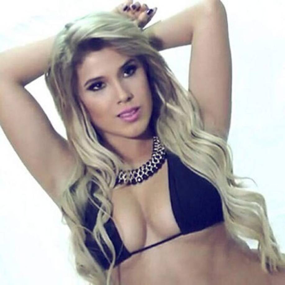 Ella enloquece las redes sociales con sus candentes imágenes.