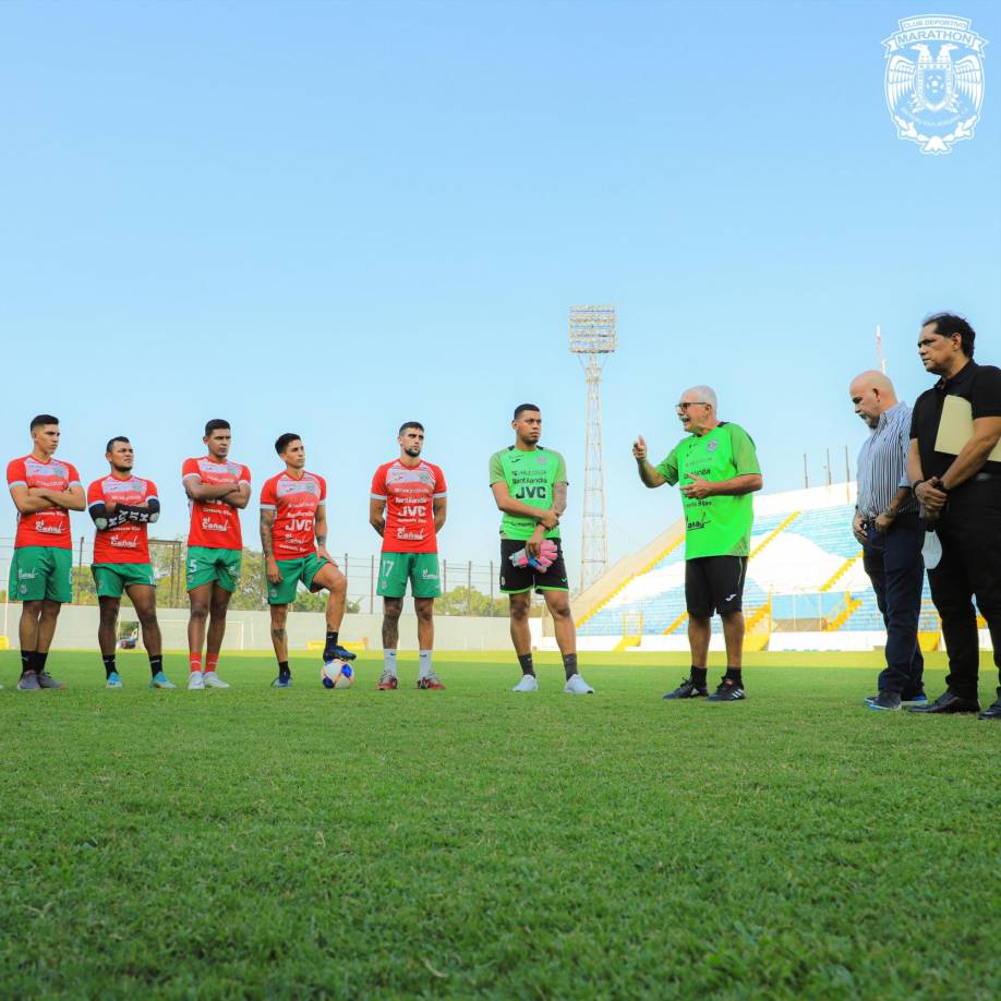 Manuel Keosseián se trasladó horas después al estadio Morazán para dirigir el primer entrenamiento como nuevo entrenador del Marathón.