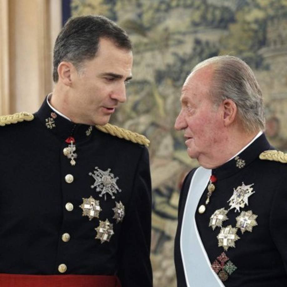 Ante los escándalos de su padre, el rey Felipe VI de España anunció que renuncia a la herencia que 'personalmente' le pueda corresponder recibir del rey emérito, quien además dejó de percibir los recursos que tiene asignados en el presupuesto de la Casa Real.