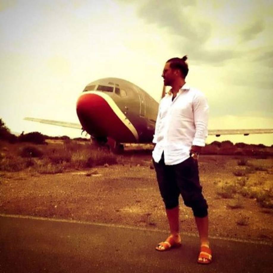 Aunque ama la moda cada vez Alejandro luce más diseños vanguardistas masculinos.