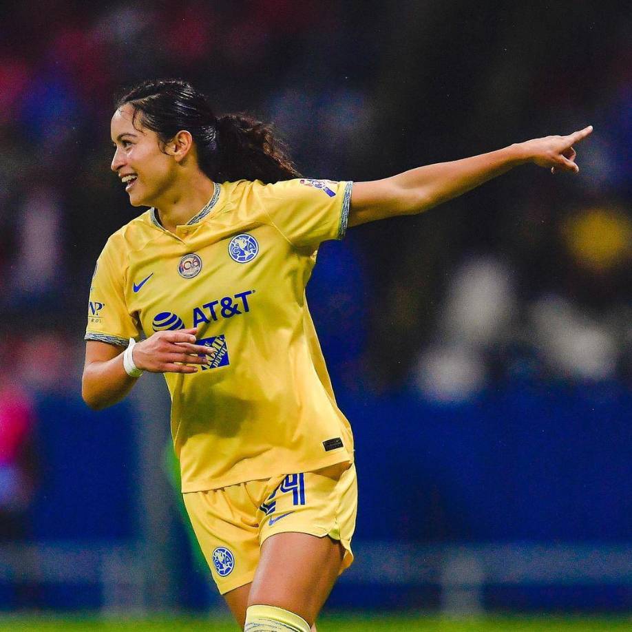 En su cuenta de Twitter, relató que era novia de un maltratador que la golpeaba en el estómago y cuello.