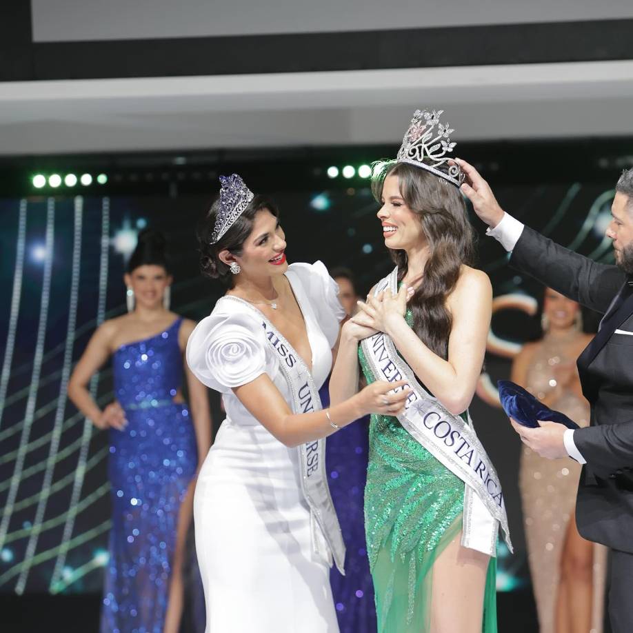 La nueva representante de la belleza costarricense recibió la corona de la actual Miss Universe, Sheynnis Palacios, quien estuvo presente en el evento.