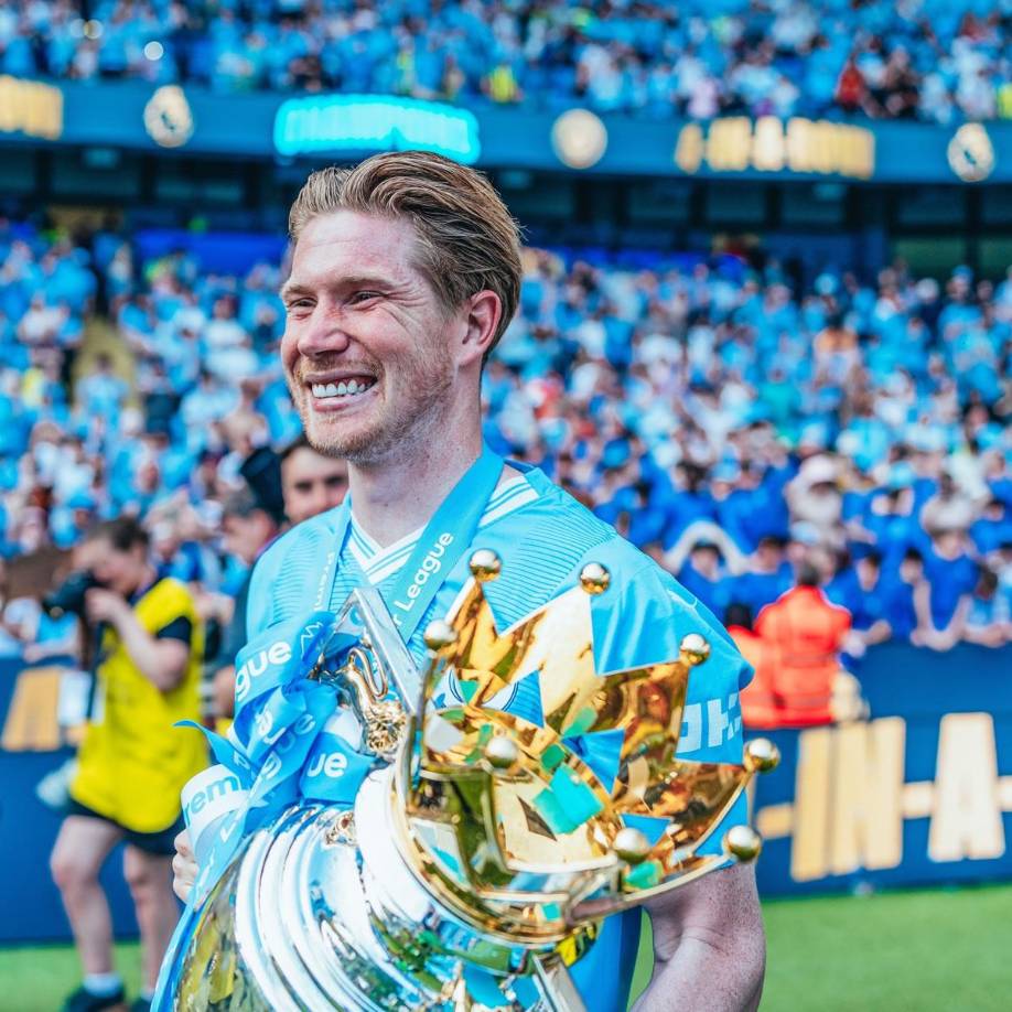 De acuerdo con el medio ‘talkSPORT’, Ben Jacobs, corresponsal en Arabia Saudita, reporta que el primer objetivo del Al-Nassr sería Kevin de Bruyne, futbolista que recientemente declaró que la liga árabe le llamaba la atención, sobre todo por el dinero; de querer comprarlo ahora, la operación les saldría en alrededor de 80 millones de euros.