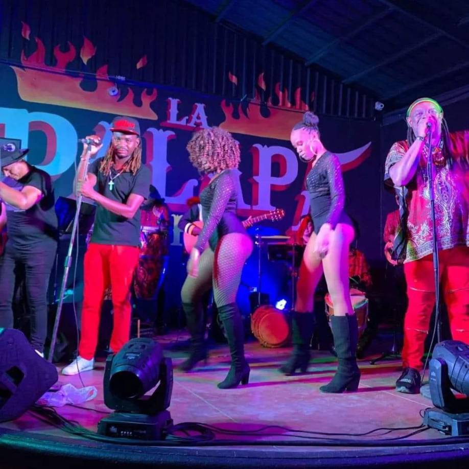 KAZZABE<br /><br />Fecha: 1 de enero<br />Lugar: Polideportivo Chula Vista de La Lima.<br />Hora: 2:00 pm<br />Valor: L 250También estarán Los Hermanos Arriola, La Guanajeña y sus porrones, y Juan Carlos Alemán.<br />Precio: L250También estarán El Burrito &amp; su Family Band y Agrupación Décadas.