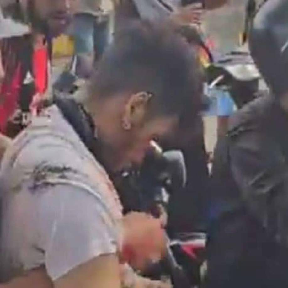 La noticia de su muerte se esparció rápidamente en internet, y una imagen filtrada mostró al joven ensangrentado y aparentemente inconsciente, sostenido por alguien que intentaba brindarle los primeros auxilios.