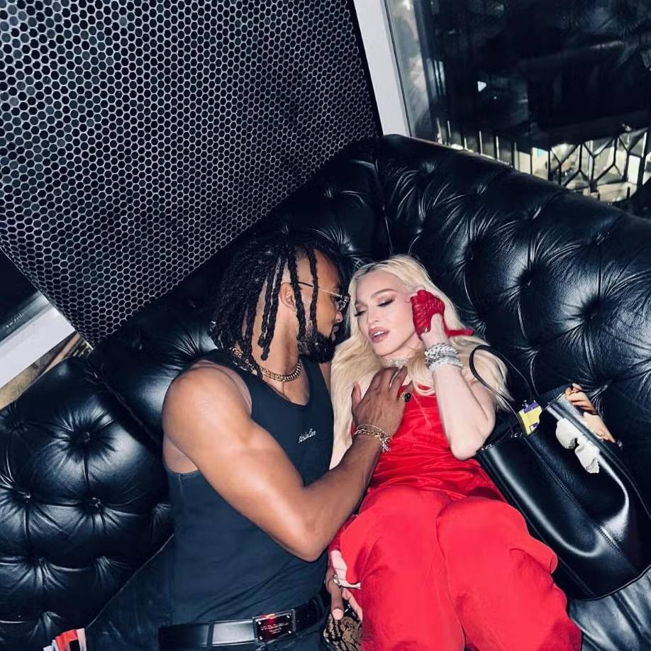 Pero, ¿quién es exactamente Akeem Morris? Esta no es la típica historia de un hombre que pasó de la pobreza a la riqueza. Nacido en Jamaica el 2 de mayo de 1996,y ahora residente en el corazón de la ciudad de Nueva York, Akeem es más que un joven atractivo.