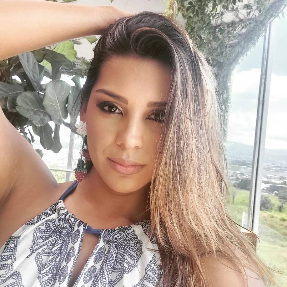 Regreso a la pasarela -Ella ya había cerrado la puerta a los certámenes de belleza. Lejos quedaba su corona juvenil. Su carrera como esteticista, sus estudios de gastronomía y su familia la tenían ocupada y con la mente alejada de las pasarelas.