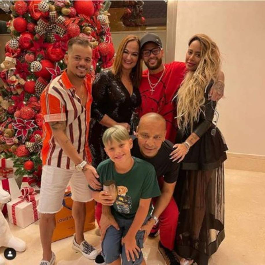 Neymar, que se recupera de una lesión, viajó a Brasil para la víspera navideña y pasar tiempo con su familia. El jugador colgó esta imagen a su Instagram.