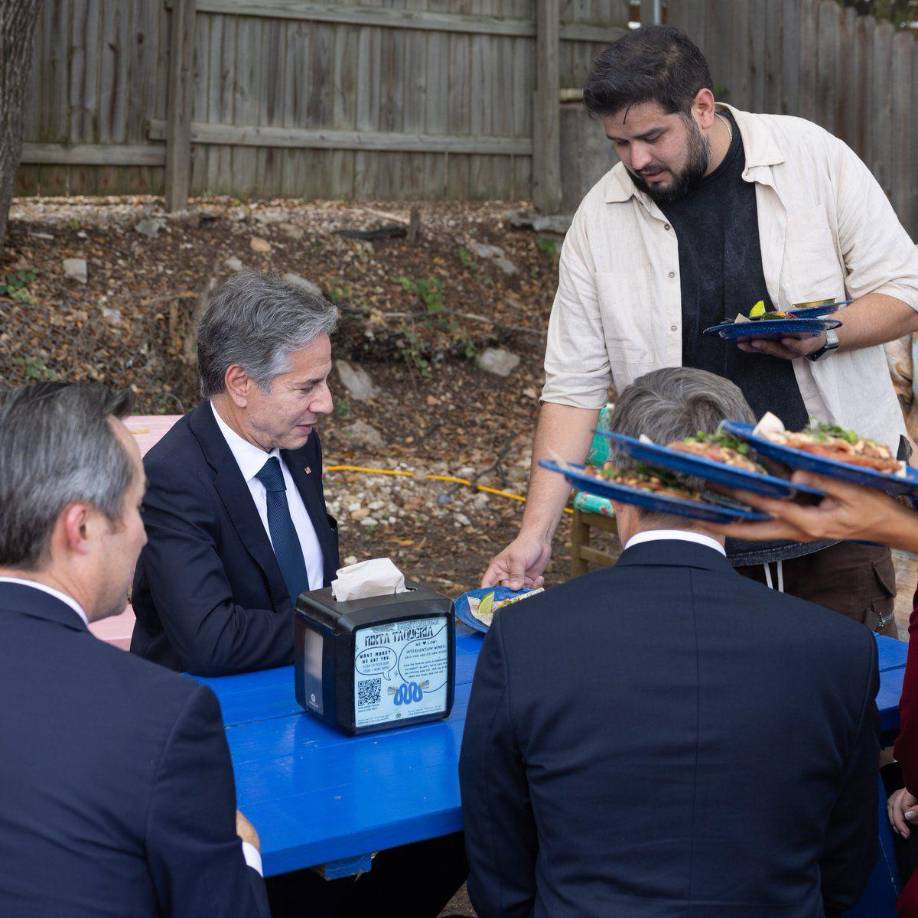 Blinken se sentó en una mesa del patio del local junto a su equipo de colaboradores, donde probaron tacos de pato y de champiñones, además de tostadas de atún.