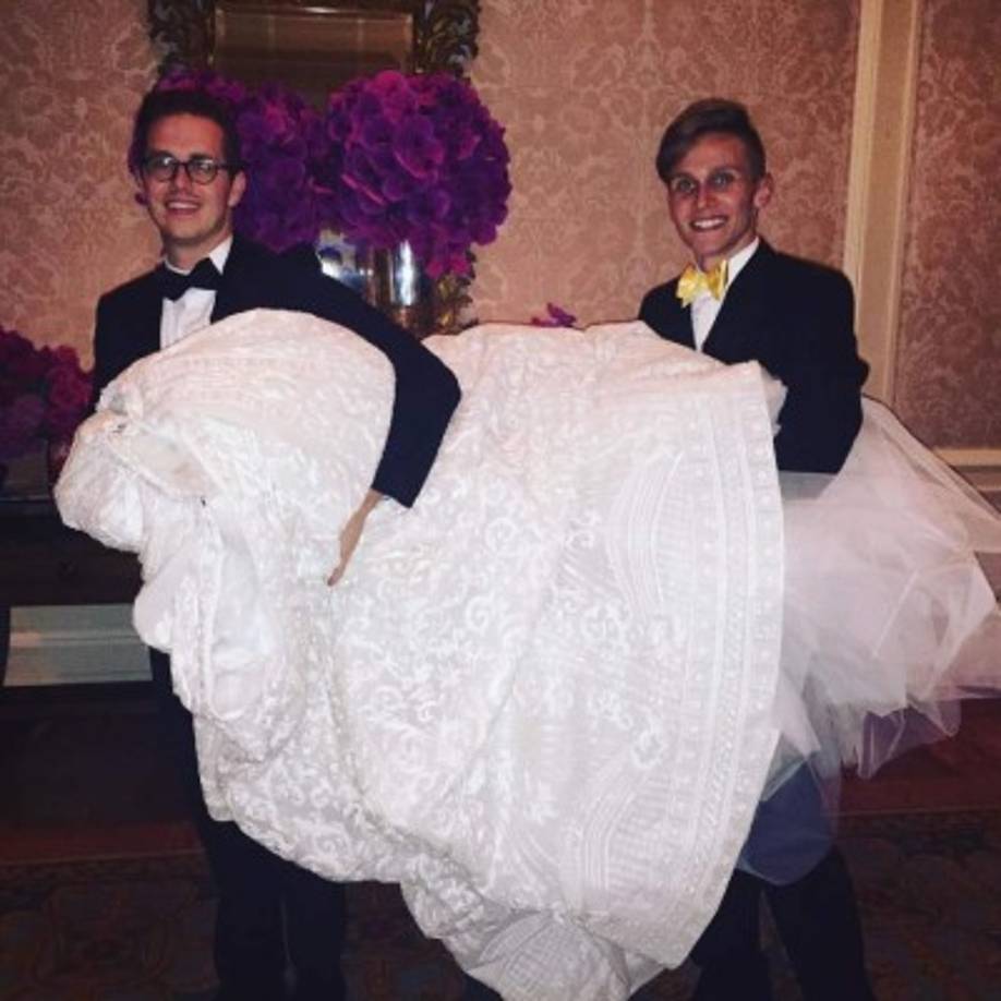 Los cuidadores del traje de novia de Sofía Vergara.