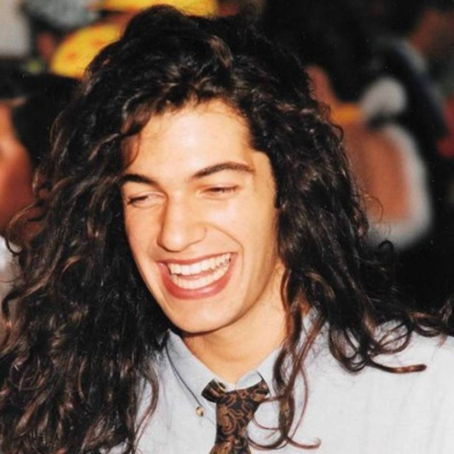 “Tuve una infancia muy feliz y una familia de las que ya hay pocas, unida y con papás juntos. Mis padres se llaman Norberto y Rosa y mis dos hermanas menores, Maru y Romina. Vivía en Buenos Aires y recuerdo que podía cruzar la calle, tocarle al vecino y salir a jugar fútbol, andar en bici, jugar policías y ladrones, fue una vida muy hermosa”.<br/><br/>