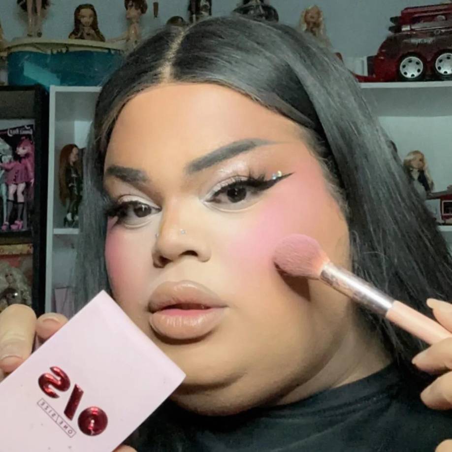 “¿Ven cómo me maquillo para ir al trabajo? Muy recatada, muy consciente”, les contó a sus millones de seguidores.”Muchas de ustedes van a la entrevista luciendo como Marge Simpson y al trabajo luciendo como Patty y Selma. Sin recatar”.Ser “recatado” puede significar evitar paletas de sombras de ojos de neón llamativas, pero también puede significar elegir el aplomo en lugar de la agresividad y la clase en lugar de la vulgaridad.