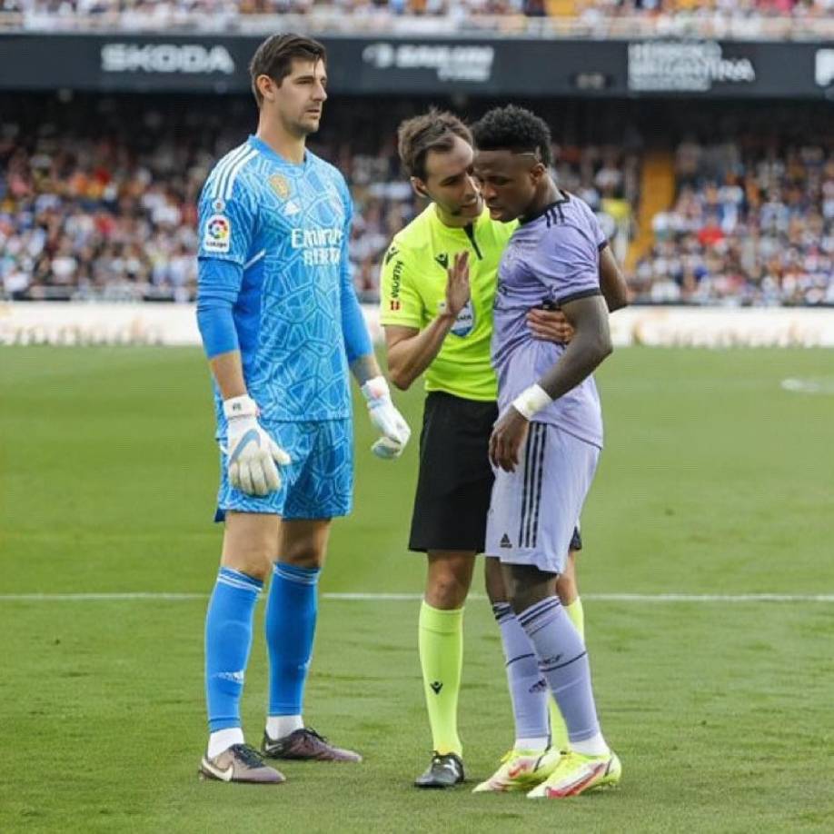Courtois: “Algún día tenéis que poner una cámara enfocando solo a esa gente. A mí me han hecho gestos de todo también... el fútbol de hoy en día es ir al campo a insultar y no a animar. Si ‘Vini’ me dice que no quiere jugar, me hubiera ido del campo con él”, dijo en Movistar+.
