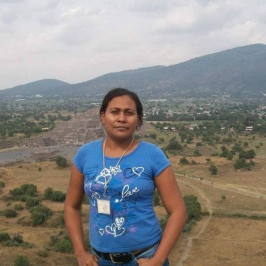 Los cadáveres de Carmela Parral Santos, presidenta municipal de San José Estancia Grande, y de Hugo Castellanos Ortega, delegado de la Coordinación Estatal de Protección Civil, fueron encontrados en una carretera de Oaxaca y con disparos de arma, reportó el sábado en un comunicado la fiscalía.