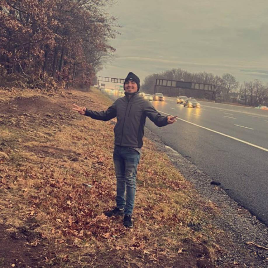 Amaya, originario de Roatán, Islas de la Bahía, reside actualmente en Florida, Estados Unidos.