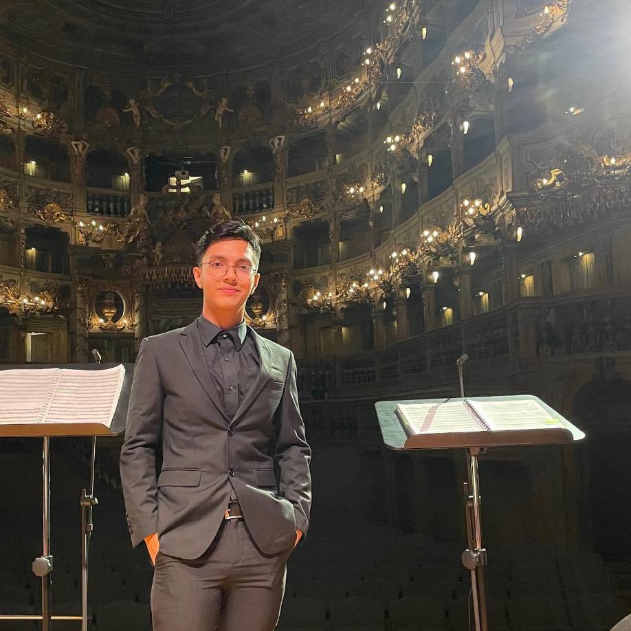 Dennis Manzanares: El contratenor sampedrano saltó a la fama al obtener un pase de oro en el famoso programa Got Talent España, ahora realiza presentaciones en importantes escenarios europeos, donde continúa deslumbrando con su voz.