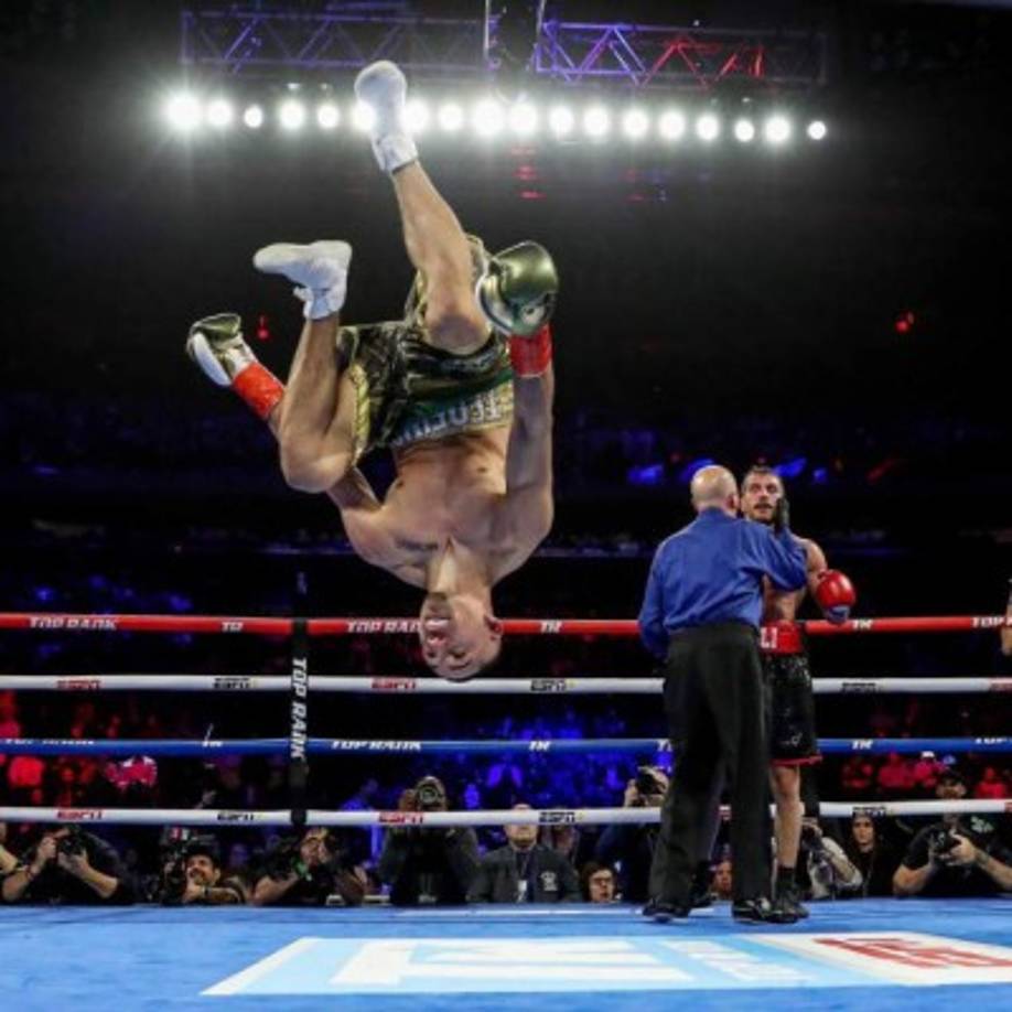 El pasado sábado 20 de abril, el boxeador catracho Teófimo López noqueó en el quinto round al finlandés Edis Tatli en el legendario Madison Square Garden de Nueva York por lo que sumó su victoria 13 como pugilista. Tras esto, el boxeador decidió casarse.