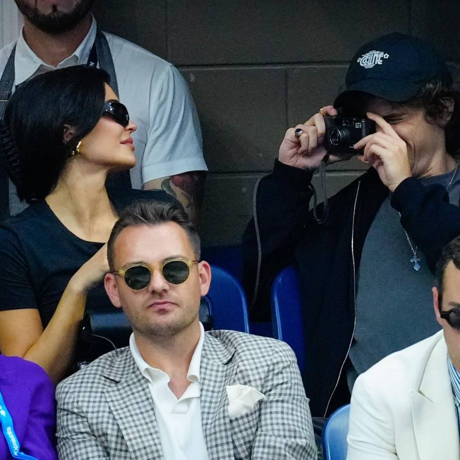 Entre las numerosas imágenes y vídeos que se desprenden de semejante despliegue de amor, también destacan varias en las que el artista estadounidense ejerce de fotógrafo para inmortalizar a su novia con sus mejores poses.