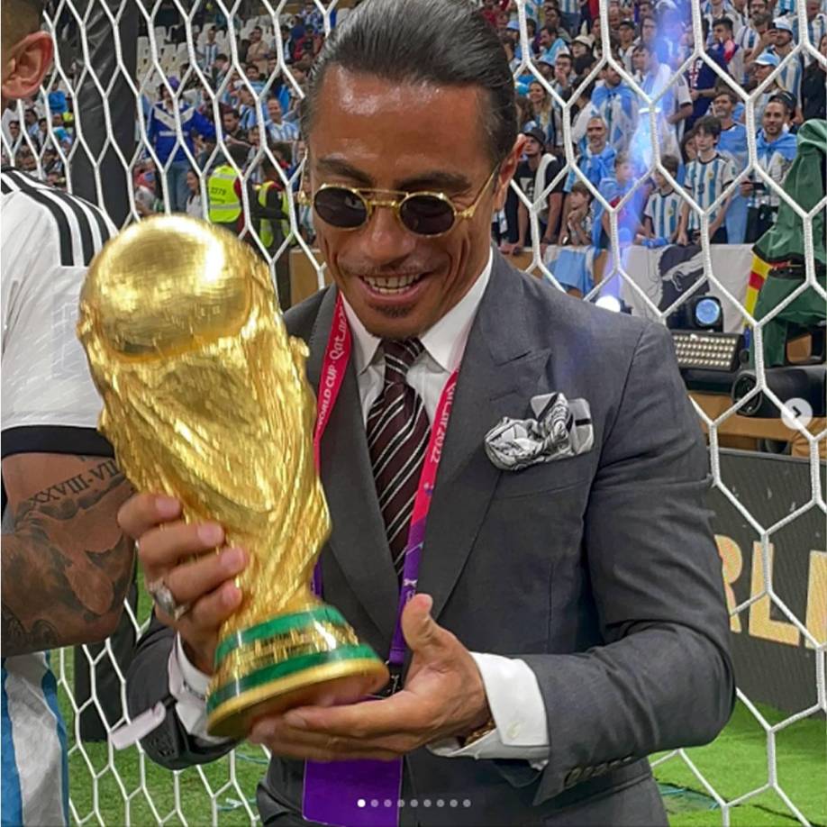 El famoso cocinero de 39 años posando con la Copa del Mundo que conquistó Argentina tras ganar el Mundial de Qatar 2022.