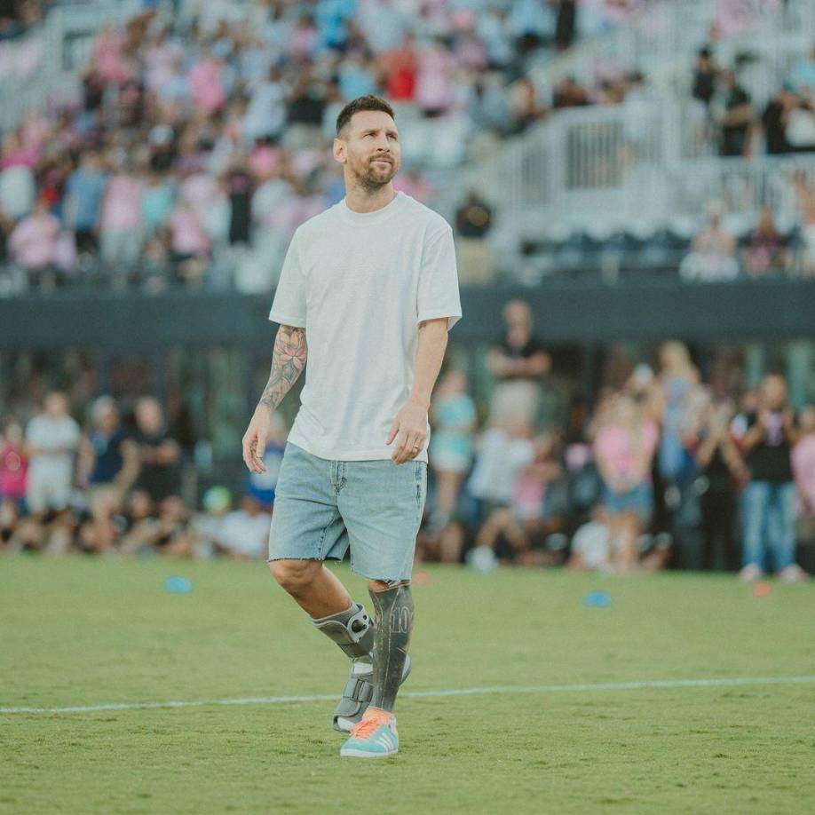 Lionel Messi, lesionado en la final de la Copa América jugada el 14 de julio, no estará con la selección argentina que se enfrentará en septiembre con las de Chile y Colombia en las eliminatorias del Mundial de 2026, según la lista de convocados divulgada este lunes en la que destaca Giuliano Simeone.