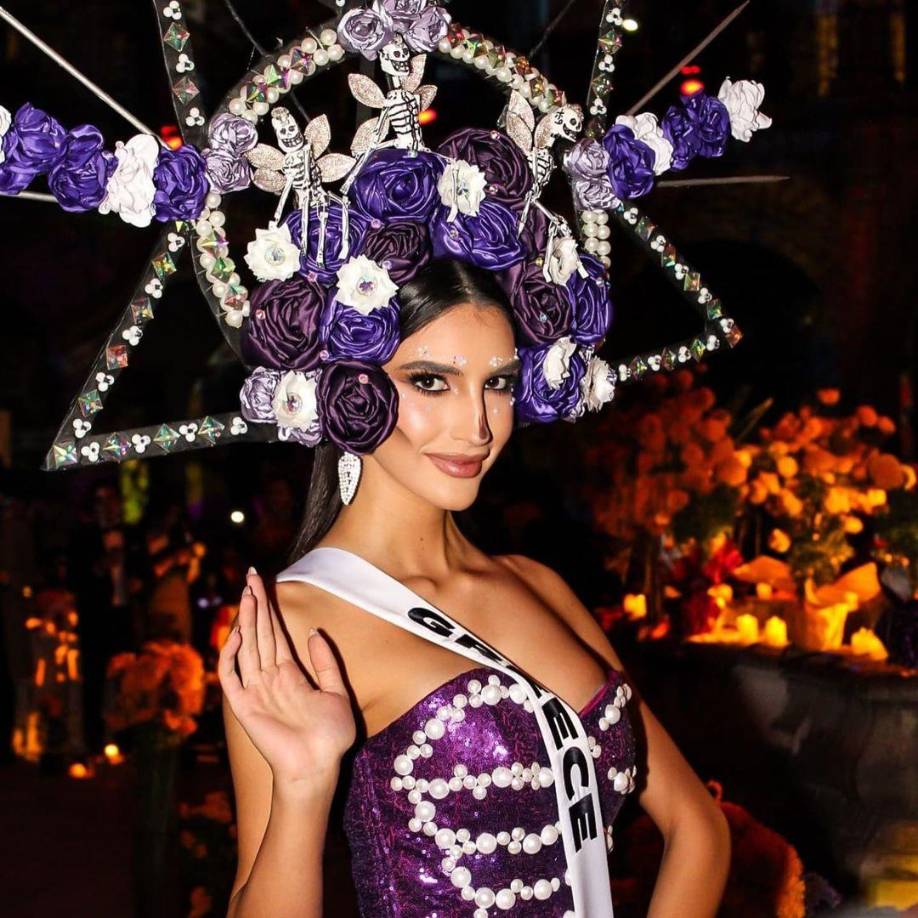 “Este es un acontecimiento singular que pensamos que difícilmente se repita en la historia debido a la confluencia de muchos factores”, declaró Raul Rocha Cantú, el presidente y cofundador de Miss Universe, en la alfombra roja del desfile. “Primero, que tras 17 años vuelva a tener lugar el certamen en México, segundo, que coincida con que es nuestro México y con el día exacto de los difuntos, que es una festividad tan relevante para nosotros”.