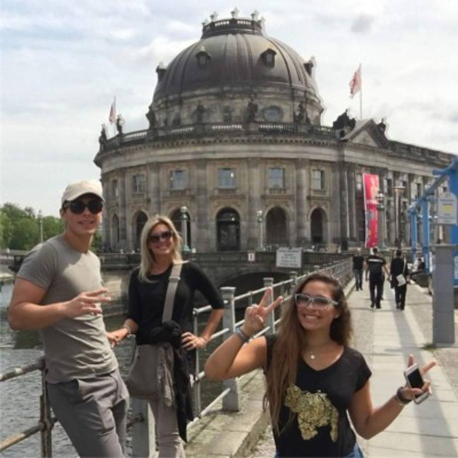 Aunque Elmer Figueroa Arce (nombre original de Chayanne) no es muy dado a compartir su vida privada, en una ocasión dujo que su familia es su refugio para alejarse de las presiones de su vida como cantante.