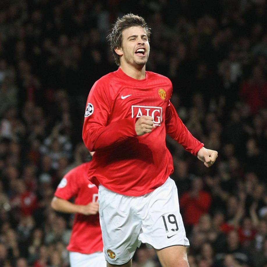 Sin embargo, Piqué firmó su primer contrato profesional con el Manchester United, uno de los clubes de la Premier League, donde se pudo terminar de formar como profesional. Debutó con el primer equipo en octubre de 2004 sustituyendo a John O’Shea en la victoria del equipo red por 0-3 ante el Crewe Alexandra, en tercera ronda de la Carling Cup.