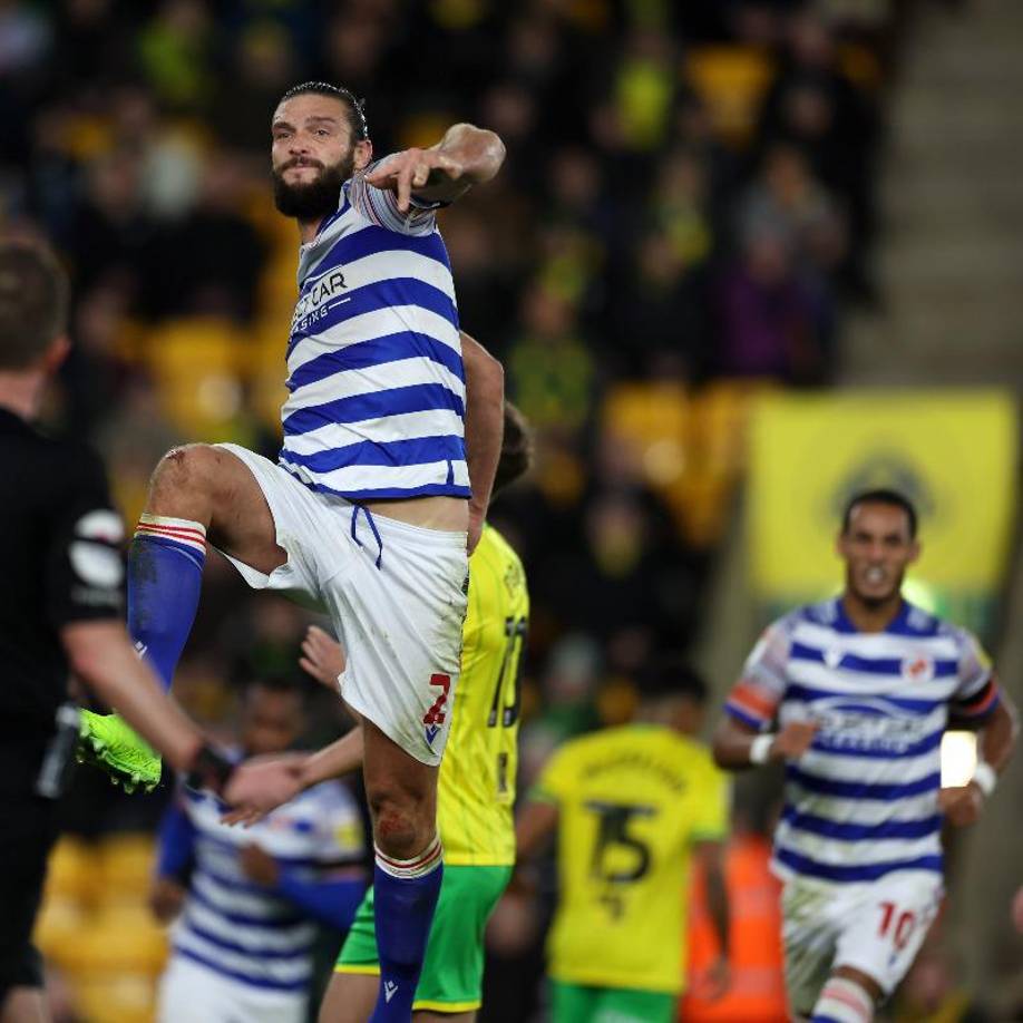 El atacante inglés Andy Carrol renovó con el Reading hasta el 2024. 