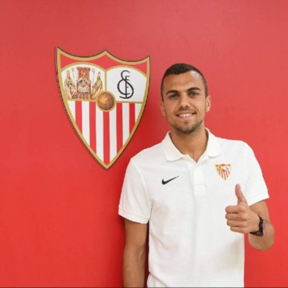 El Sevilla confirmó este jueves el fichaje de Joan Jordán, que firma con el conjunto hispalense hasta junio de 2023. El centrocampista catalán, formado en el Espanyol, llega procedente del Eibar y se convierte de esta forma en el tercer refuerzo del Sevilla 2019/20 tras las llegadas previas de Munas Dabbur y Diego Carlos.