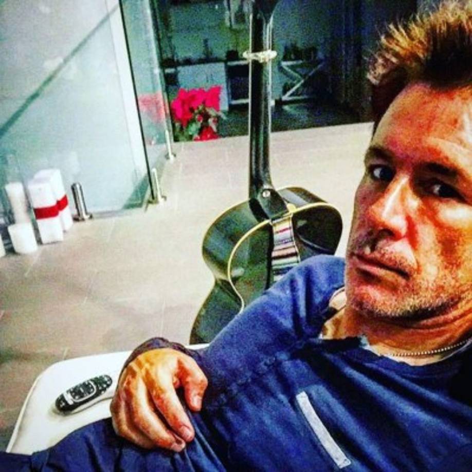 Ahora disfruta de su música y el tiempo con sus hijos.