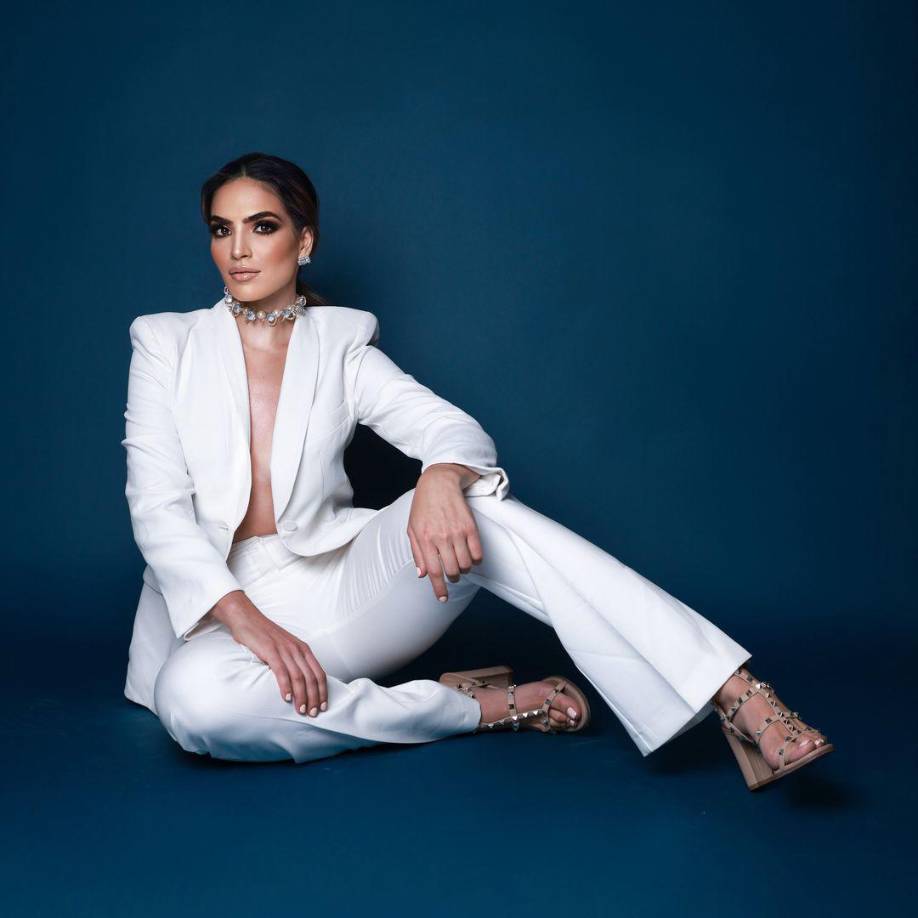 En sus redes sociales comparte recetas de cocina, además de compartir fotografías de sus viajes que realiza alrededor del mundo. 