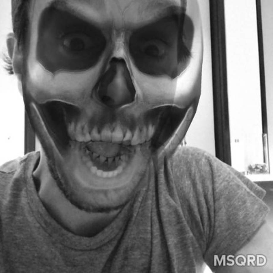 No lo parece pero este es el bello Enrique Iglesias.