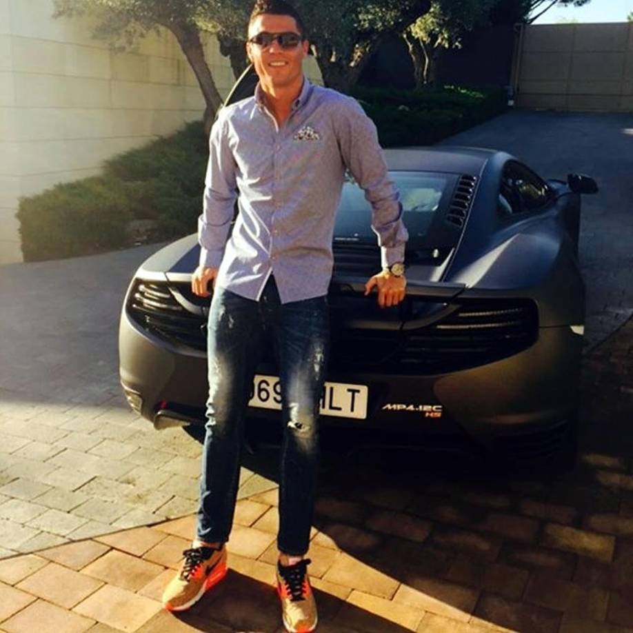 McLaren MP4-12C - El precio de este impresionante coupé rondaba los 250.000 euros y cuenta con un potente motor de 8 cilindros en V y 3,8 litros que desarrolla una potencia de 600 CV. Cristiano Ronaldo posaba así con su McLaren en agosto de 2015.