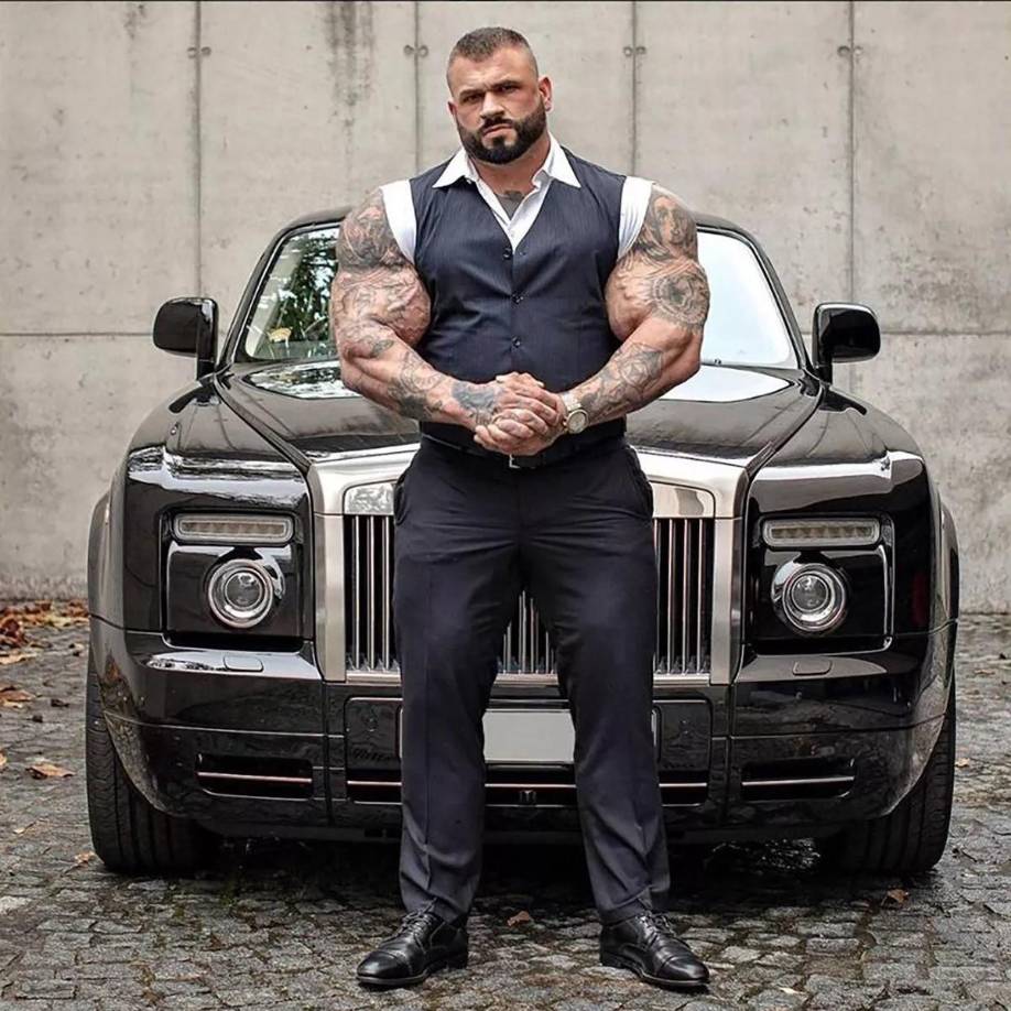 Este fisicoculturista no quería dedicarse a esta profesión en un principio, sino que se soñaba con ser tenista, hasta que se cruzaron en su camino los que luego se convertirían en sus referentes: Arnold Schwarzenegger o Sylvester Stallone, en quienes se fijó para trabajar en su cuerpo