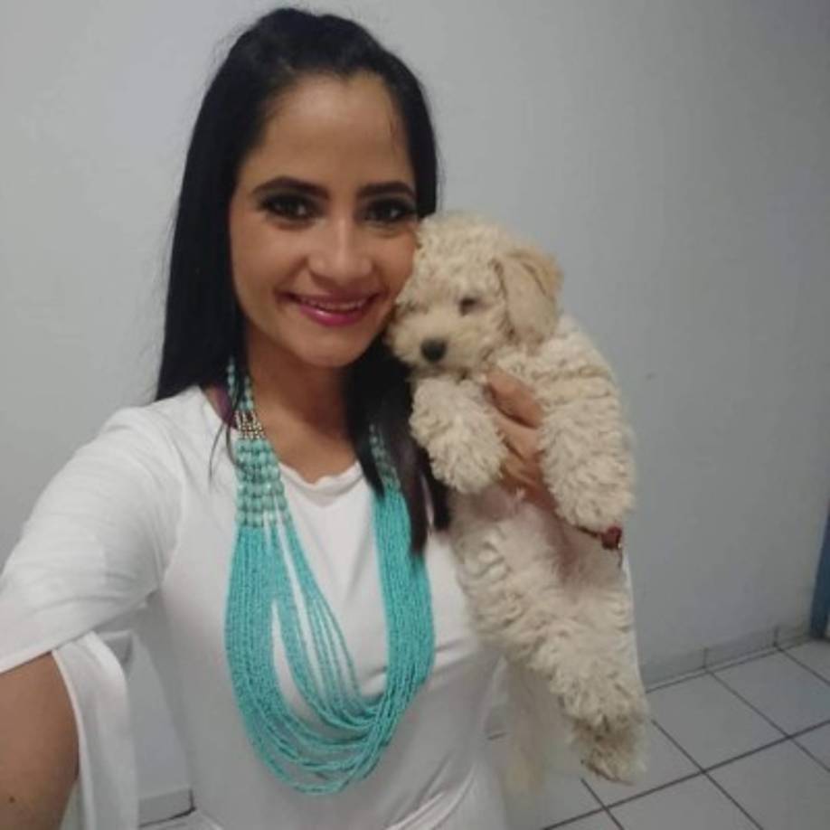 Maryory Chinchilla era inseparable con sus mascotas. Tenía una perrita llamada Cessy y un perrito nombrado Snoopy, al que presumió hace pocso díais en Instagram. 'Tratando de hacer yoga, pero llega #Snoopy y me hace piojito', publicó.