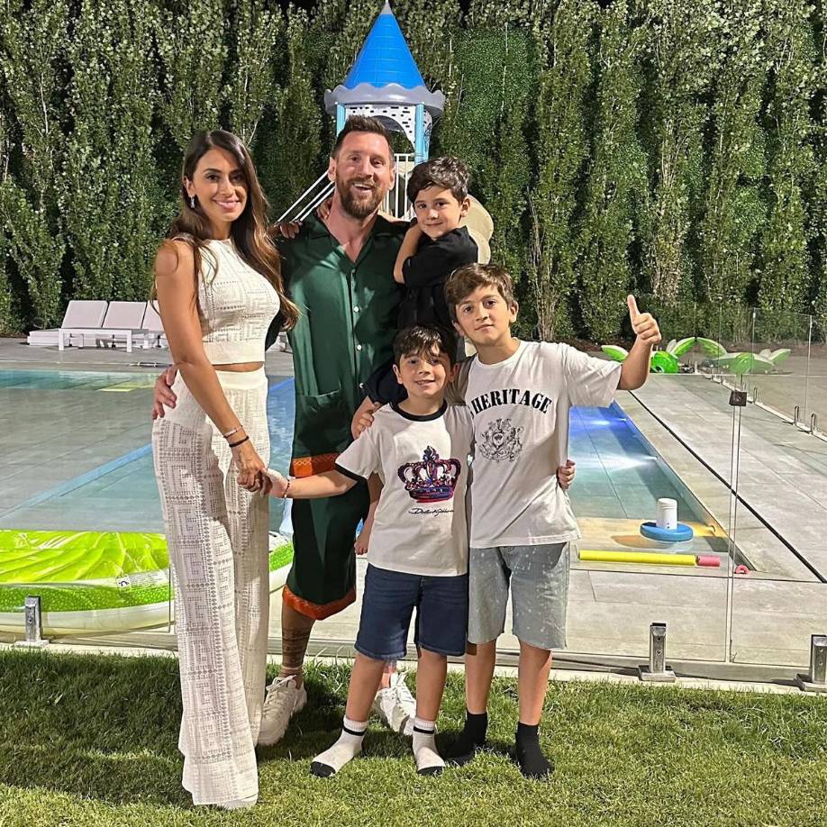 Lionel Messi, jugador del PSG, junto a su esposa, Antonella Roccuzzo y sus tres hijos, Thiago, Mateo y Ciro, en Rosario, donde ha pasado las vacaciones.