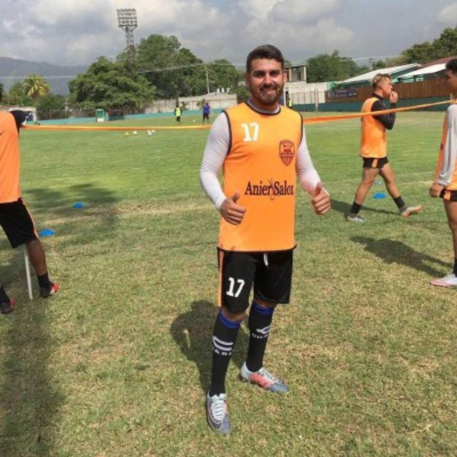 Javier Tábora: Futbolista hondureño de la Liga de Ascenso , cuenta con su propio restaurante y ha estado laborando servicio a domicilio. Hace unas semanas atrás su negocio fue saqueado, pero poco a poco se ha venido levantando.<br/>