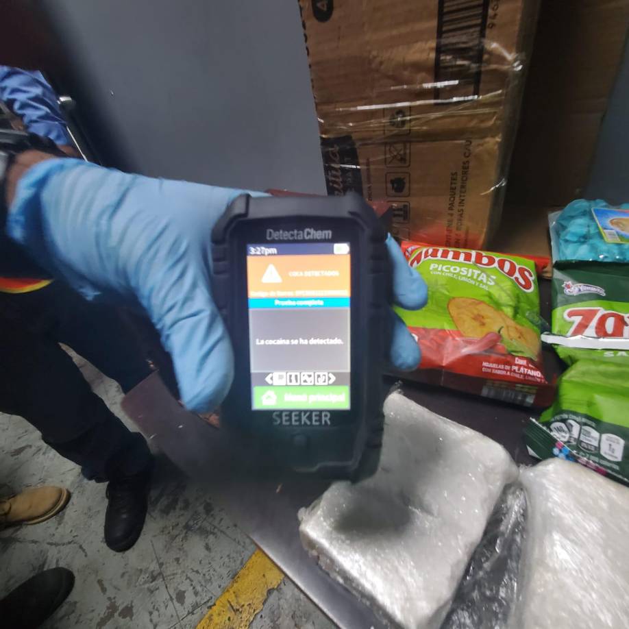 Al momento de realizar la minuciosa inspección al interior de la caja de cartón se encontraron ocho (08) paquetes tipo encomienda.