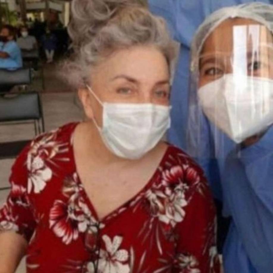 Sin embargo, lo que más ha llamado la atención es el aspecto de la protagonista de La Casa de las Flores, pues luce un cabello lleno de canas.