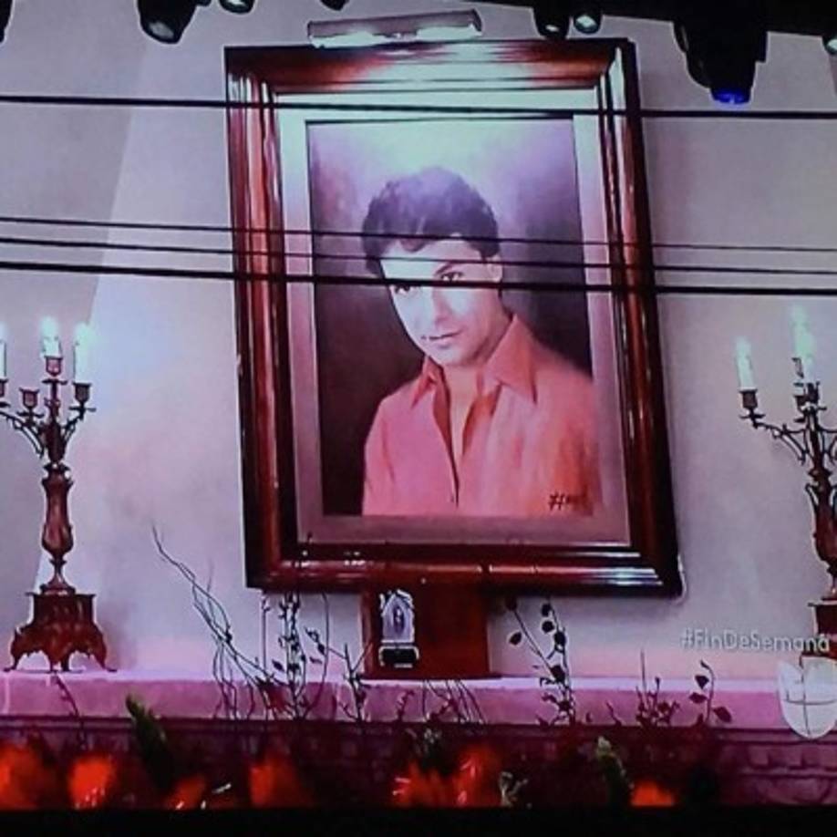 Una belleza la chimenea donde descansa la urna con las cenizas de Juan Gabriel.