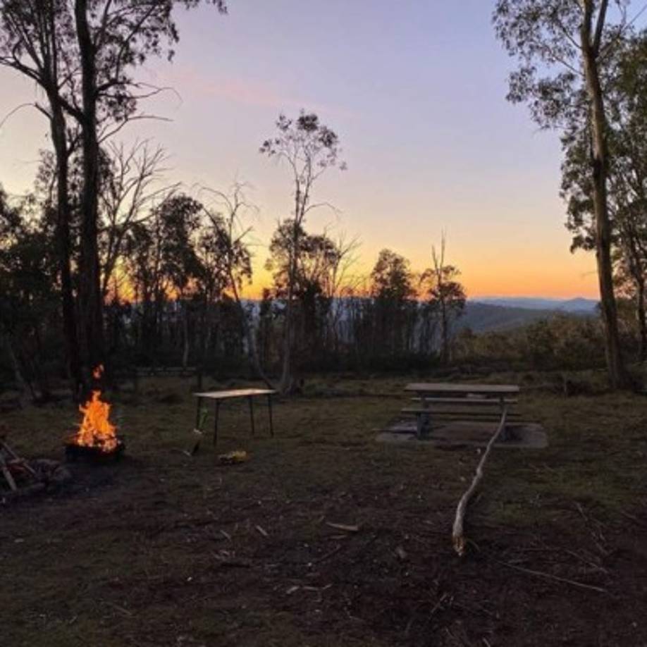 La sección de comentarios en las publicaciones del ex de Favela se ha convertido en lugar de debate donde los seguidores discuten entre ellos acerca de si él abandonó o no a su mujer y a su hija.