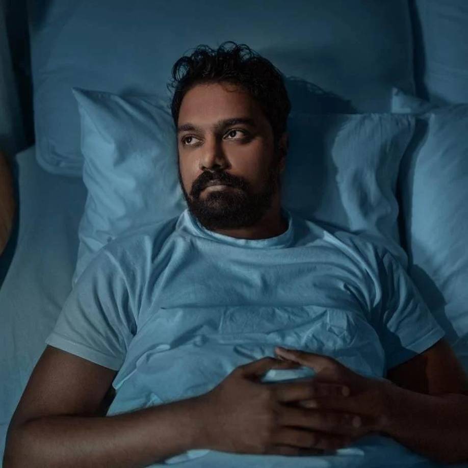 Evita estimulantes antes de dormir: La cafeína, el alcohol y la nicotina pueden interferir con el sueño. Es recomendable evitarlos al menos cuatro horas antes de acostarse y optar por infusiones relajantes como la manzanilla o la valeriana.