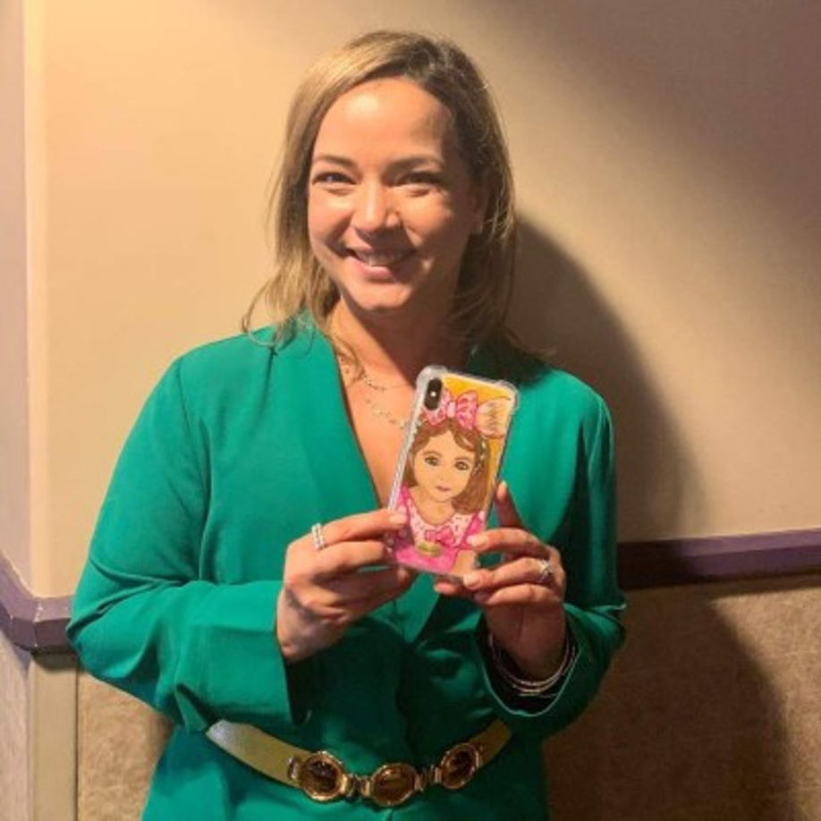 Actualmente la madre de Vadhir se dedica a vender fundas personalizadas y pintadas para celulares, tiene una clientela bastante VIP, que van desde cantantes hasta presentadores de TV.