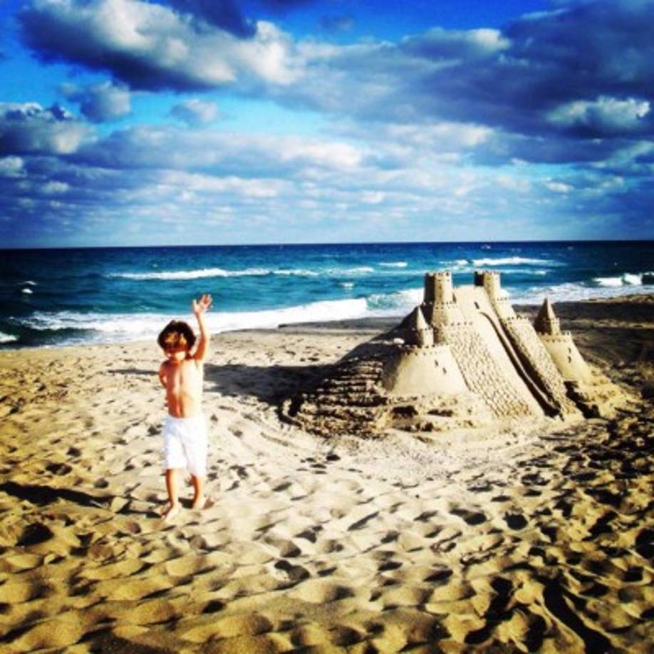 La orgullosa madre compartió varias imágenes que muestran al hijo menor del presidente estadounidense disfrutar de sus vacaciones en su resort en la Florida.