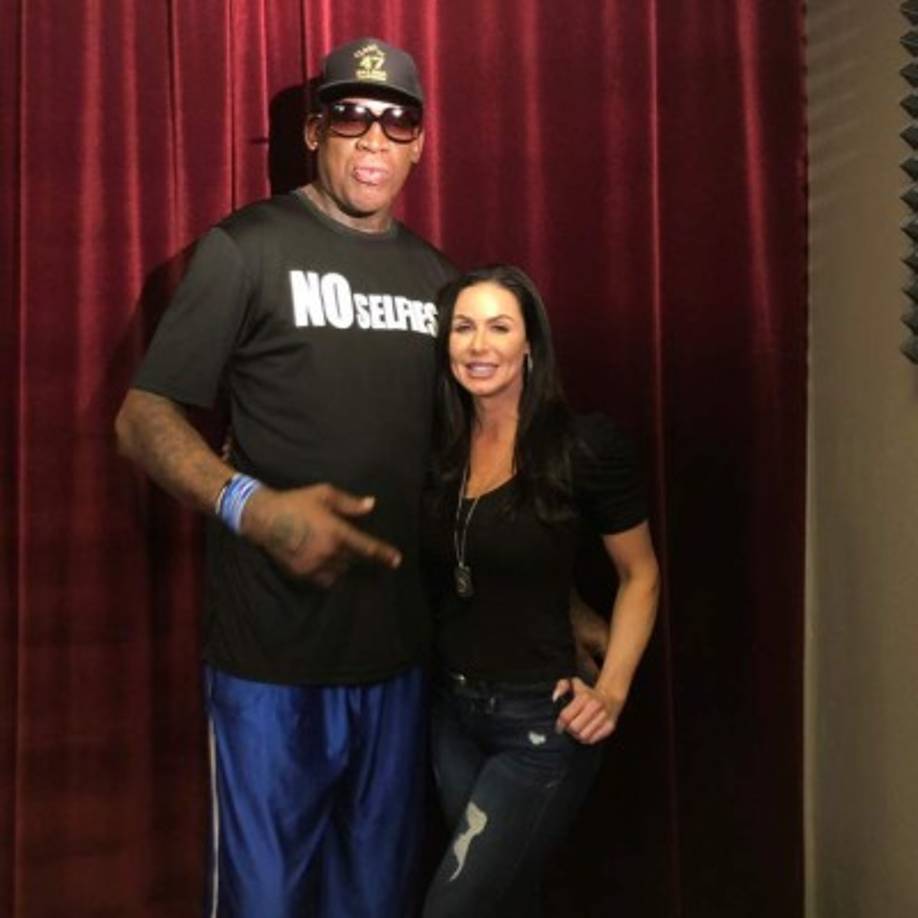 Kendra Lust posando con el ex basquetbolista Dennis Rodman, leyenda en los Chicago Bulls.